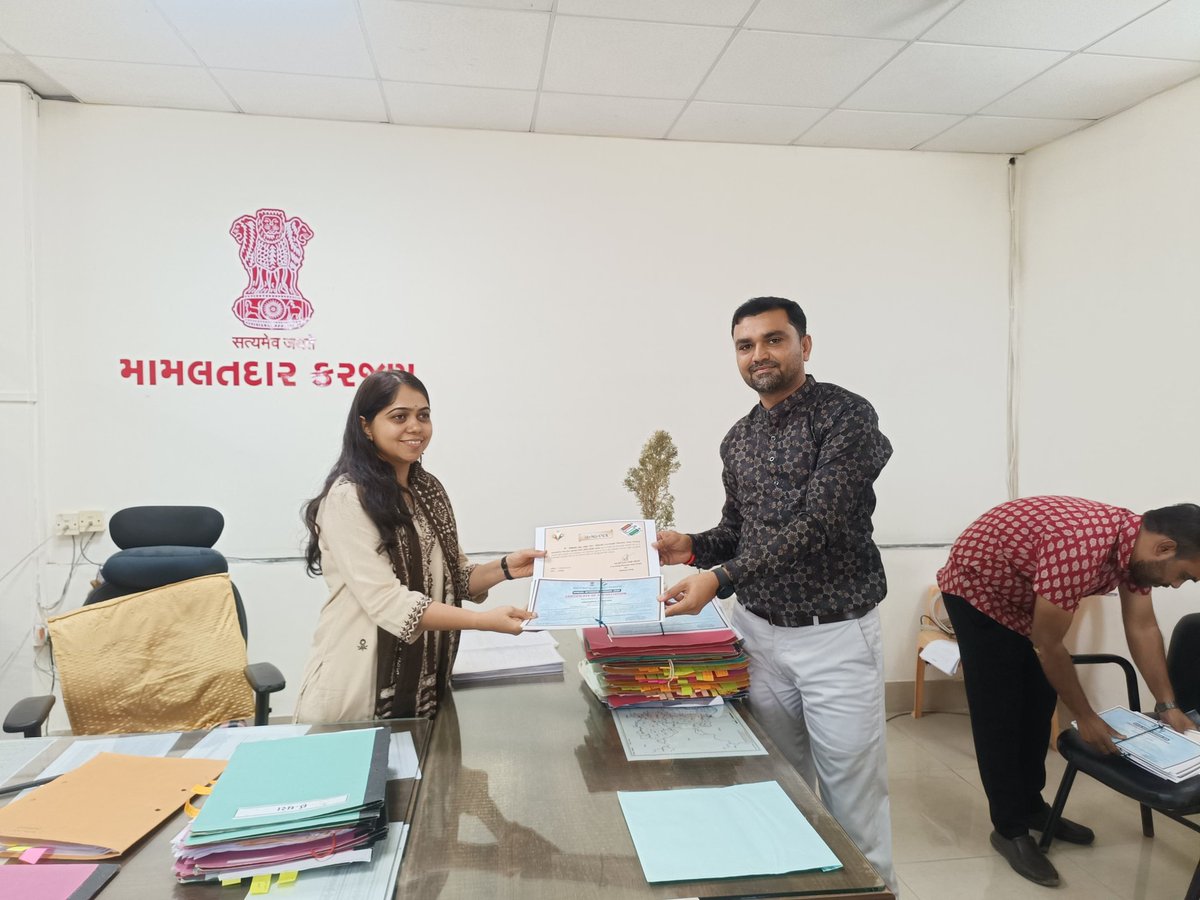 MamlatdarKarjan's tweet photo. મામલતદાર શ્રી કરજણ અને મદદનીશ મતદાર નોંધણી અધિકારીશ્રી દ્વારા SIR ની કામગીરી માં ઉત્સાહ ભેર ભાગ લેવા બદલ બધા સેક્ટર મિત્રો નું સન્માન કરવામાં આવ્યું https://t.co/R4WKTUqSEx
