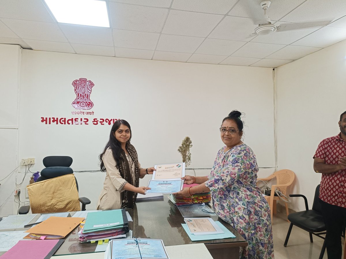 MamlatdarKarjan's tweet photo. મામલતદાર શ્રી કરજણ અને મદદનીશ મતદાર નોંધણી અધિકારીશ્રી દ્વારા SIR ની કામગીરી માં ઉત્સાહ ભેર ભાગ લેવા બદલ બધા સેક્ટર મિત્રો નું સન્માન કરવામાં આવ્યું https://t.co/R4WKTUqSEx