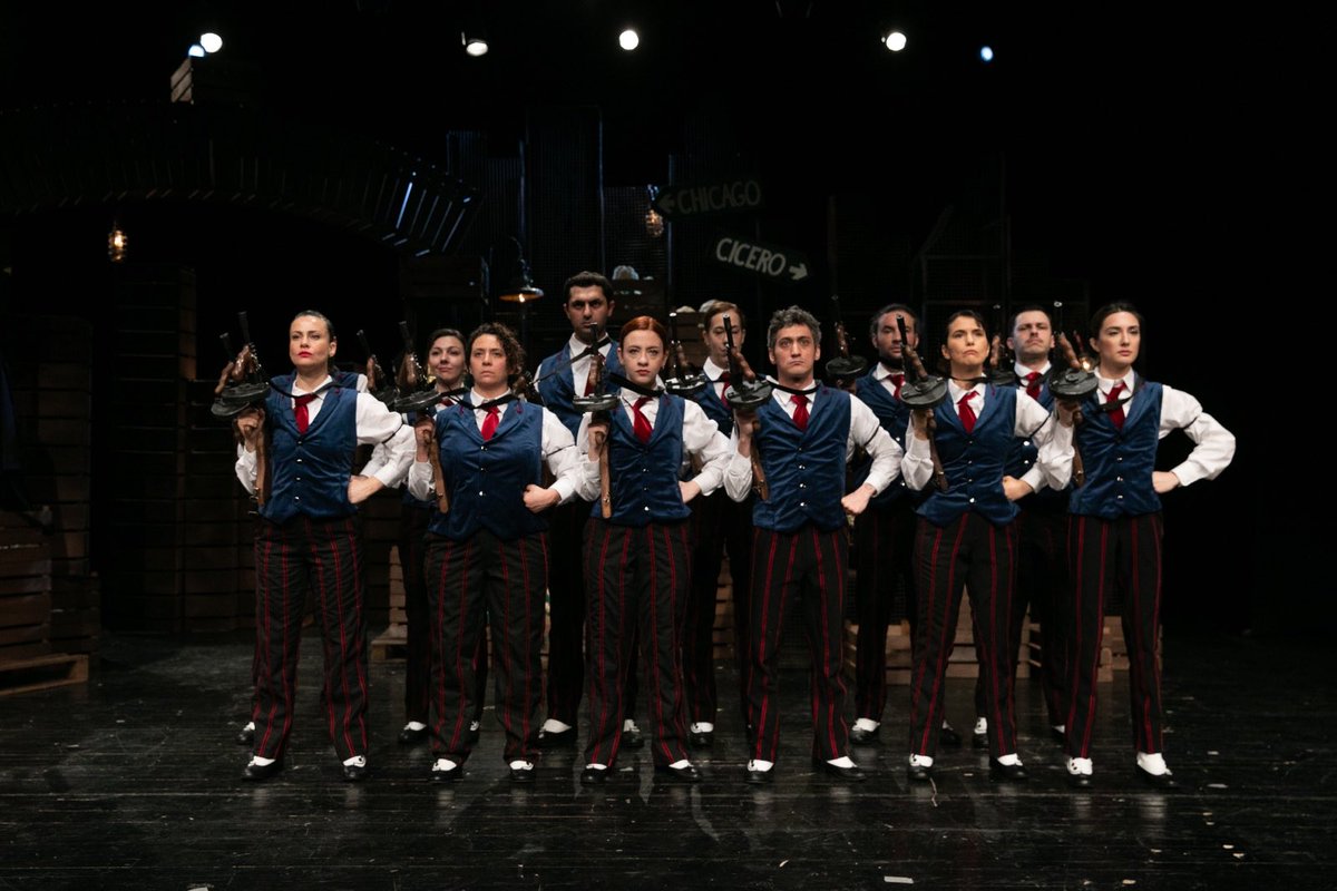 unsalhalil's tweet photo. İzmir Şehir Tiyatroları'nın @izbbst ilk Brecht prodüksiyonu ‘Arturo Ui'nin Önlenebilir Tırmanışı' ilk gösterimi yaptı. Kendi adıma konuşmam gerekirse çok öğretici bir prova süreci oldu. Bu süreç için Ümit Aydoğdu ve Arzu Turan Aydoğdu'ya teşekkürlerimle...

Tüm ekibe başarılar!🎭 https://t.co/t3XOe7hPTX