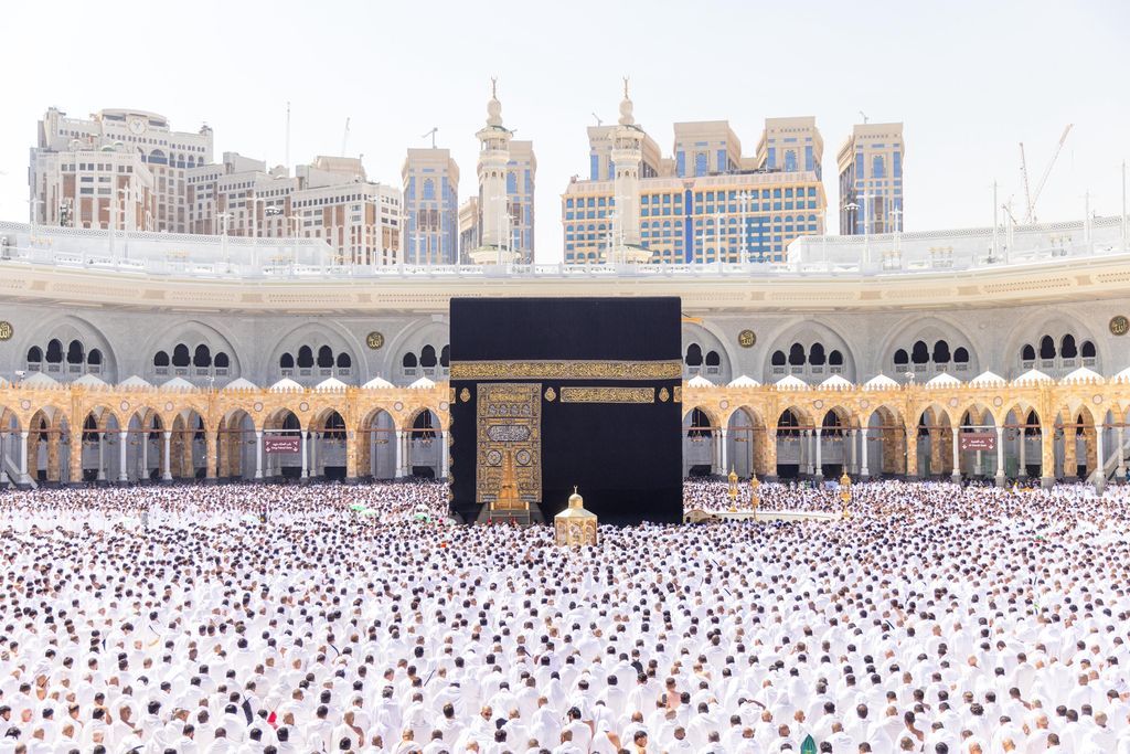 LifeSaudiArabia's tweet photo. Pilgrims offering Juma prayer 🕌 under 29°C 🔥🌡️ in Masjid al-Haram 🕋, #Makkah 🌞🙏. https://t.co/6mcQSGBUFm