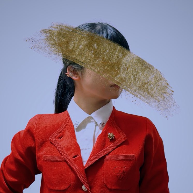 ポケモンデーなので シャツの襟にリザードンピアス。耳にはフライゴン