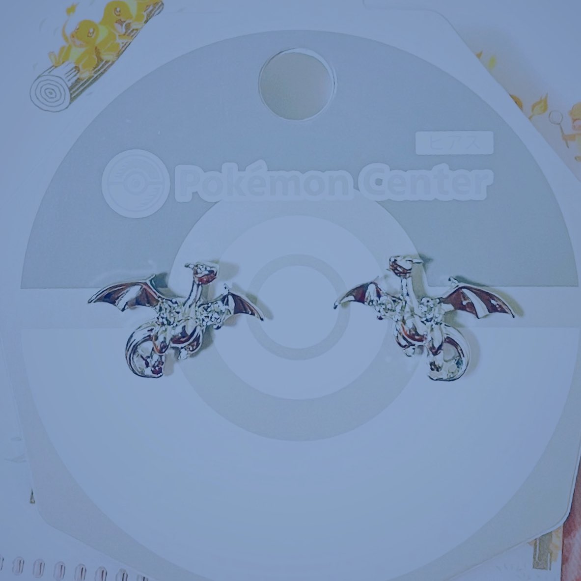 ポケモンデーなので シャツの襟にリザードンピアス。耳にはフライゴン