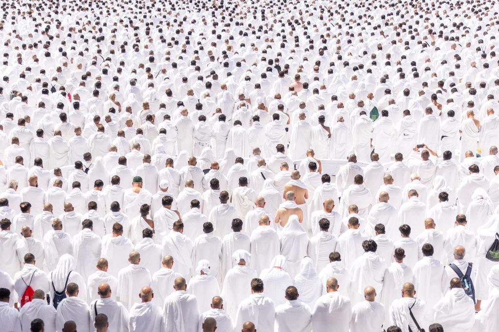 LifeSaudiArabia's tweet photo. Pilgrims offering Juma prayer 🕌 under 29°C 🔥🌡️ in Masjid al-Haram 🕋, #Makkah 🌞🙏. https://t.co/6mcQSGBUFm