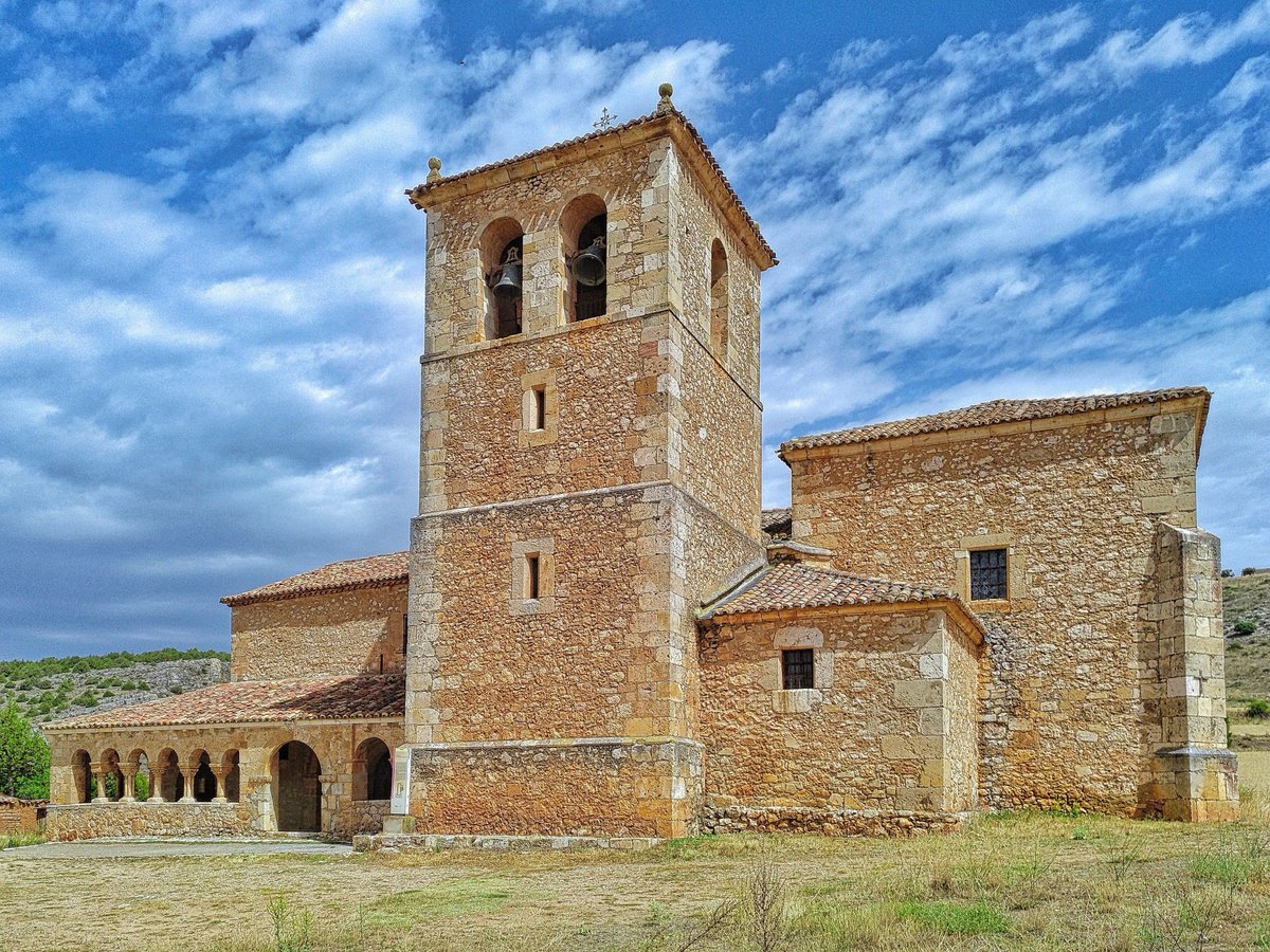 En Andaluz se alza una joya del románico porticado soriano: la Iglesia de San Miguel Arcángel, una de las más antiguas de la provincia. Conserva parte de su fábrica original y un exterior que habla de siglos de historia. ¿La descubres? ✨

#SoriaNiTeLaImaginas