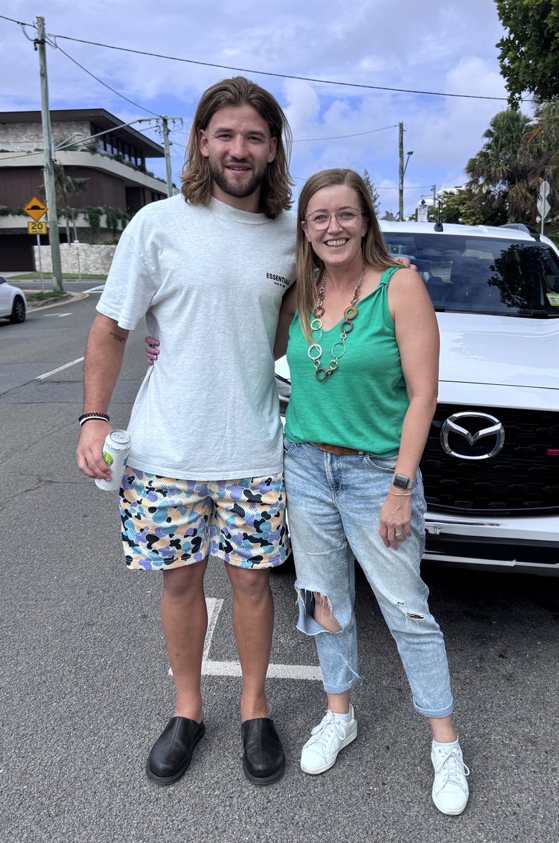 Kelly Hollis tweet media