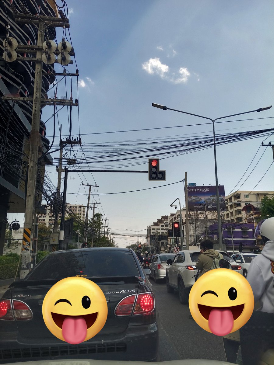 นิมมานเหมินทร์ รถติดสุดๆ 
  ติดไฟเเดง8 รอบ  บ้าไปละ  🫩🫩😅😅

#เงี่ยน