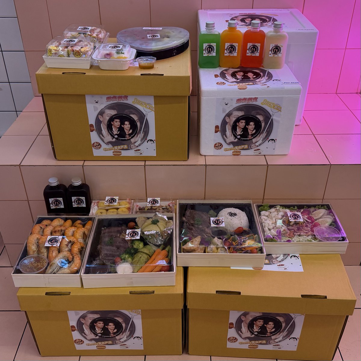 GAWINCASKEY_FC's tweet photo. ขอบคุณทุก ๆ Food Support ที่ส่งมาเติมพลังและกำลังใจให้น้องกวิน คุณจอส แก๊งค์ดรีมออนและทีมงานทุกคน สำหรับงาน Only Friends Dream On : The Play Begins ในวันนี้นะค้าบ 🥳🥩🥗🥤🍩

Thank you to all the Food Support for sending food and encouragement to energize Nong Gawin, Khun Joss, Dream On gang, and all the staff for Only Friends Dream On : The Play Begins today ��🍱🦐☕️🥪

#GawinCaskey 
#OnlyFriendsDreamOn #JossGawin
