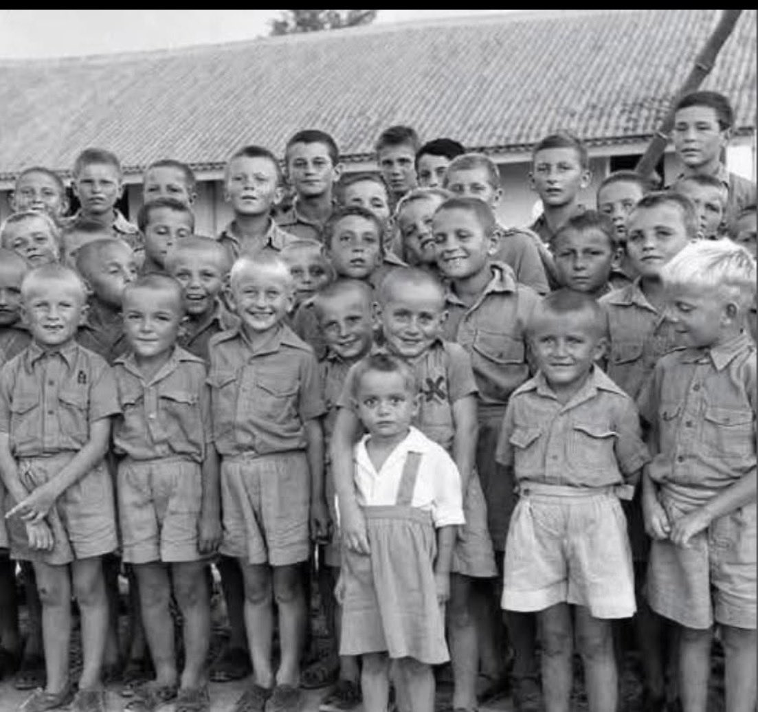 👶👧Als 740 Kinder dem Meer überlassen wurden und die Welt „Nein“ sagte, sagte ein Mann „Ja“.

Es war das Jahr 1942.

Im Arabischen Meer trieb ein Schiff wie ein schwimmender Sarg.
An Bord waren 740 polnische Kinder – Waisen, Überlebende sowjetischer Arbeitslager, in denen ihre