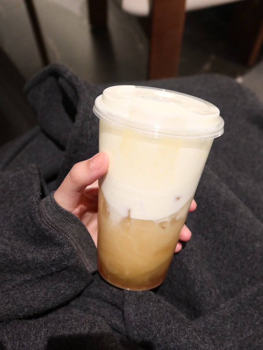 songcaiii's tweet photo. 한국 더정 메뉴판엔 없는 숨겨진 히든 메뉴 .. 몰래 소개해봅니다.. ✶ 치즈폼 그린티, 당도 30% ✶ 첨엔 치즈폼만 살짝 마셔보고 그 짭쪼롬한 쫀쫀함을 느낀 다음, 컵을 확 젖혀서 치즈폼과 그린티까지 같이 마셔보면 또 새롭게 입 속으로 들어오는 향긋하고 녹진한 자스민 향이..컵을 가만히 놔두면 치즈폼이