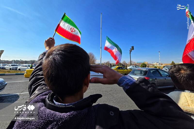 آن‌هایی که با پرچم این خاک دشمنی می‌کنند، نه معترض‌اند و نه آزادی‌خواه؛ آن‌ها ادامهٔ همان وحشیانی‌اند که وطن را در طبق طلا تقدیم ارباب می‌کردند. سکوت در برابر اهانت به پرچم یعنی تأیید خیانت.
#جانم_فدای_پرچم #سنگر_دانشگاه