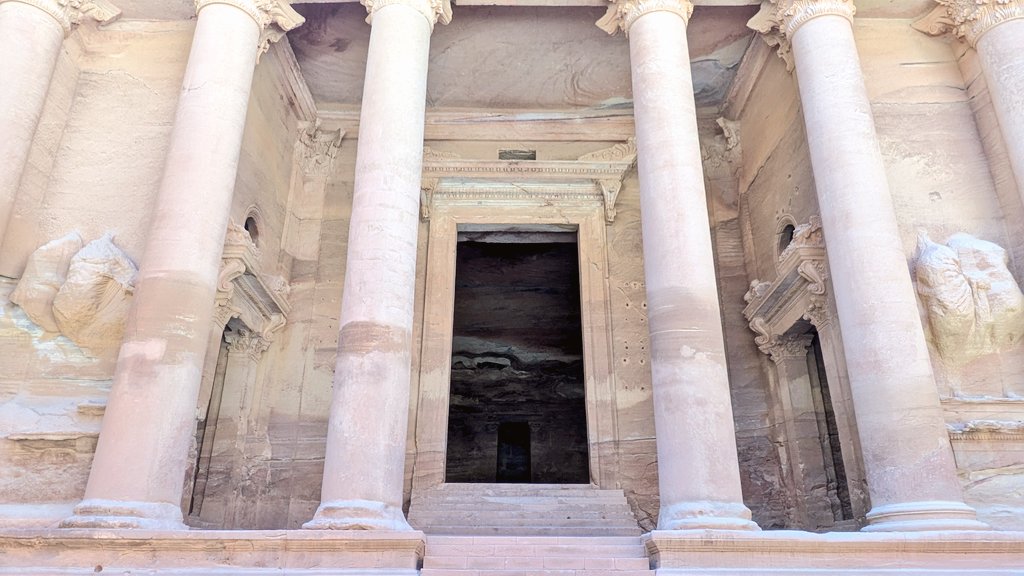 このまま"3つの試練"に挑みたいところでしたが、残念ながら神殿の内部は立入禁止でした

エルザが聖杯を紋章の外に持ち出した時に崩壊したからでしょうか…