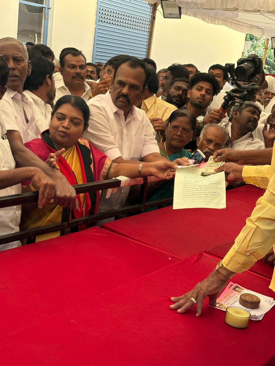 geethajeevandmk's tweet photo. வருகின்ற 2026 சட்டமன்றத் தேர்தலில் தூத்துக்குடி தொகுதியில் போட்டியிட வேண்டி தூத்துக்குடி வடக்கு மாவட்ட கழக நிர்வாகிகளுடன் அண்ணா அறிவாலயத்தில் வி���ுப்ப மனு வழங்கிய போது…!

#dmk #MKStalin #ஸ்டாலின்_தொடரட்டும் #தமிழ்நாடு_வெல்லட்டும் https://t.co/n9pHRULma9