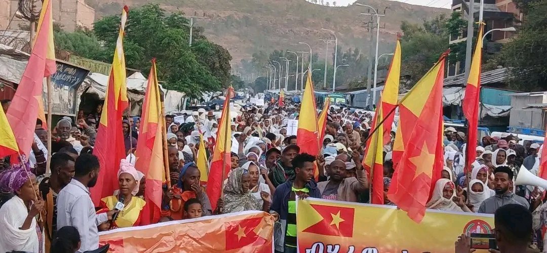 Tigrai_TV's tweet photo. شعب شري إنداسلاسي – بالصور
"الوحدة الوطنية من أجل السيادة!"  
"النضال من أجل الوجود الوطني!"

تشهد مدينة شري احتجاجات واسعة رفضًا لقرار المجلس الاتحادي #الإثيوبي، حيث رفع المتظاهرون شعارات تؤكد تمسكهم بالسيادة والوحدة الوطنية، وإصرارهم على مواصلة النضال من أجل الوجود الوطني. https://t.co/ReCv2bIx2Y