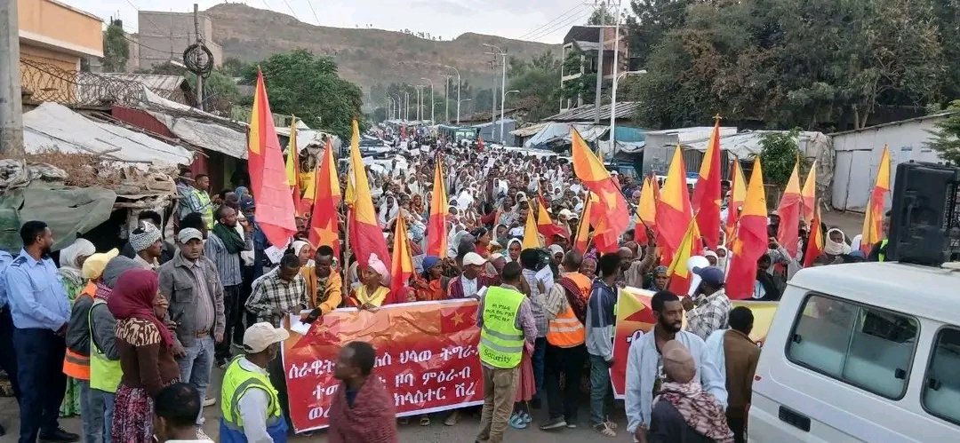 Tigrai_TV's tweet photo. شعب شري إنداسلاسي – بالصور
"الوحدة الوطنية من أجل السيادة!"  
"النضال من أجل الوجود الوطني!"

تشهد مدينة شري احتجاجات واسعة رفضًا لقرار المجلس الاتحادي #الإثيوبي، حيث رفع المتظاهرون شعارات تؤكد تمسكهم بالسيادة والوحدة الوطنية، وإصرارهم على مواصلة النضال من أجل الوجود الوطني. https://t.co/ReCv2bIx2Y