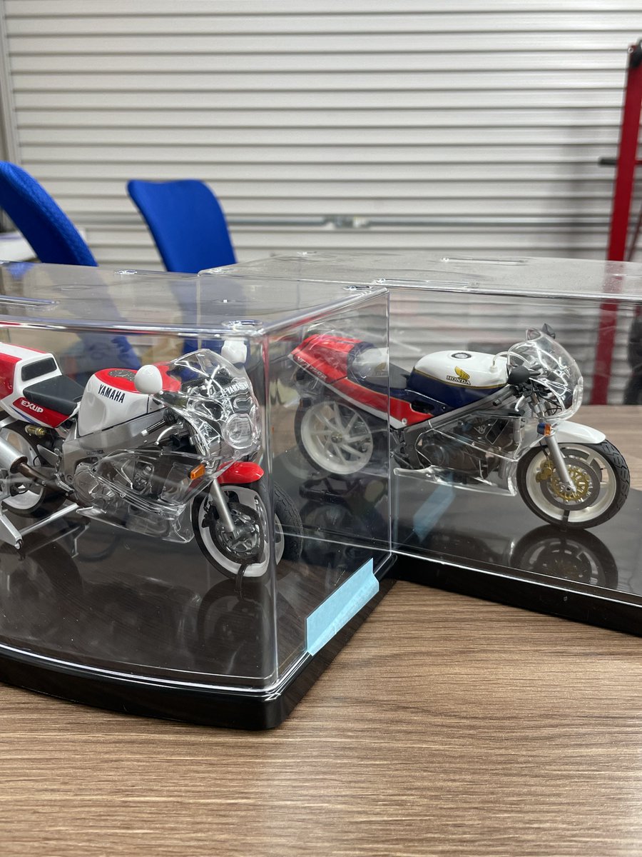 Kuina31903808's tweet photo. 前に作ったRC30と並べました
この時代のバイクはメーカーの特色が出てて好きです
#バイクプラモ
#タミヤ
#FZR750R
#VFR750 https://t.co/6zPuBLfvqL