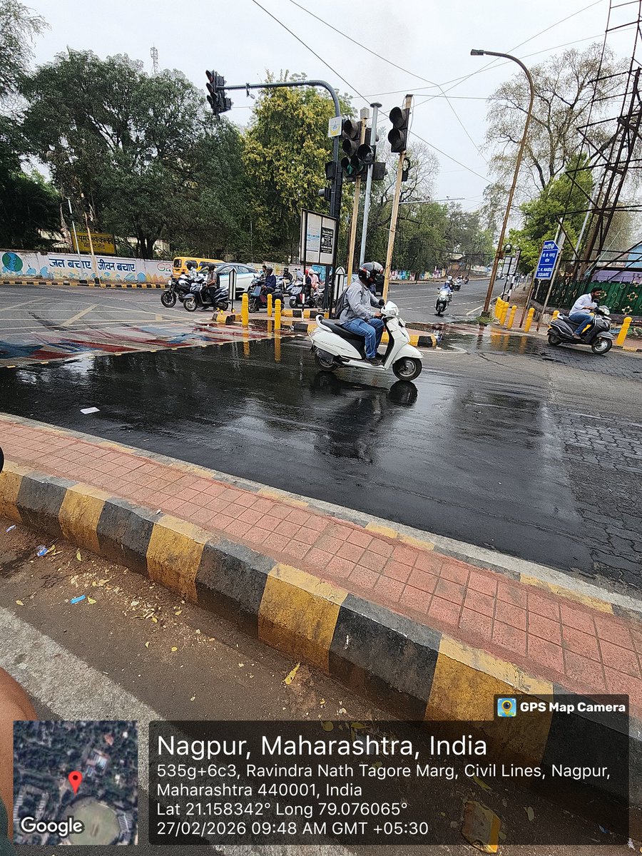 Heavy water leakage/logging coming from Mount Road Square has turned the road at VCA Square into a major hazard. The surface is extremely slippery, posing a severe risk of vehicles skidding and causing serious accident.
<a href="/ngpnmc/">Nagpur Municipal Corporation</a> <a href="/NagpurPolice/">Nagpur City Police</a> @TrafficNagpur
#Nagpur #RoadSafety
