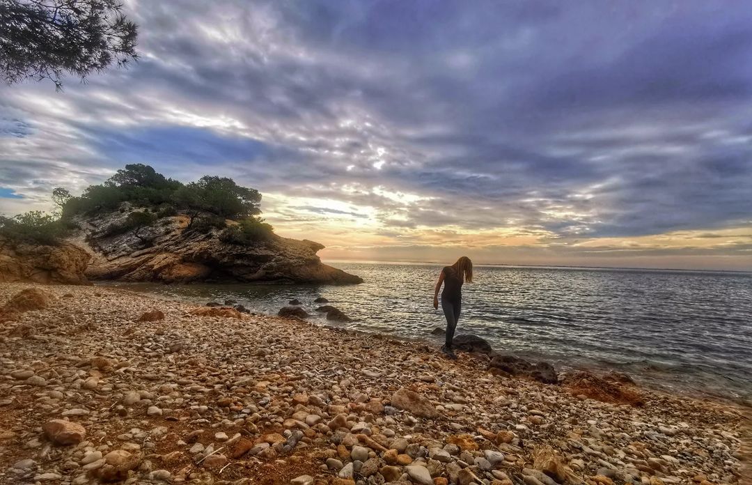#Bondia! Hi ha moments en què el món s’atura… i només sents la mar.
La costa de l’#AmetlladeMar forma part de la #ReservadelaBiosfera de les #TerresdelEbre.

📸 @mont_se676

#AmetlladeMar #TerresdelEbre #CatalunyaExperience
