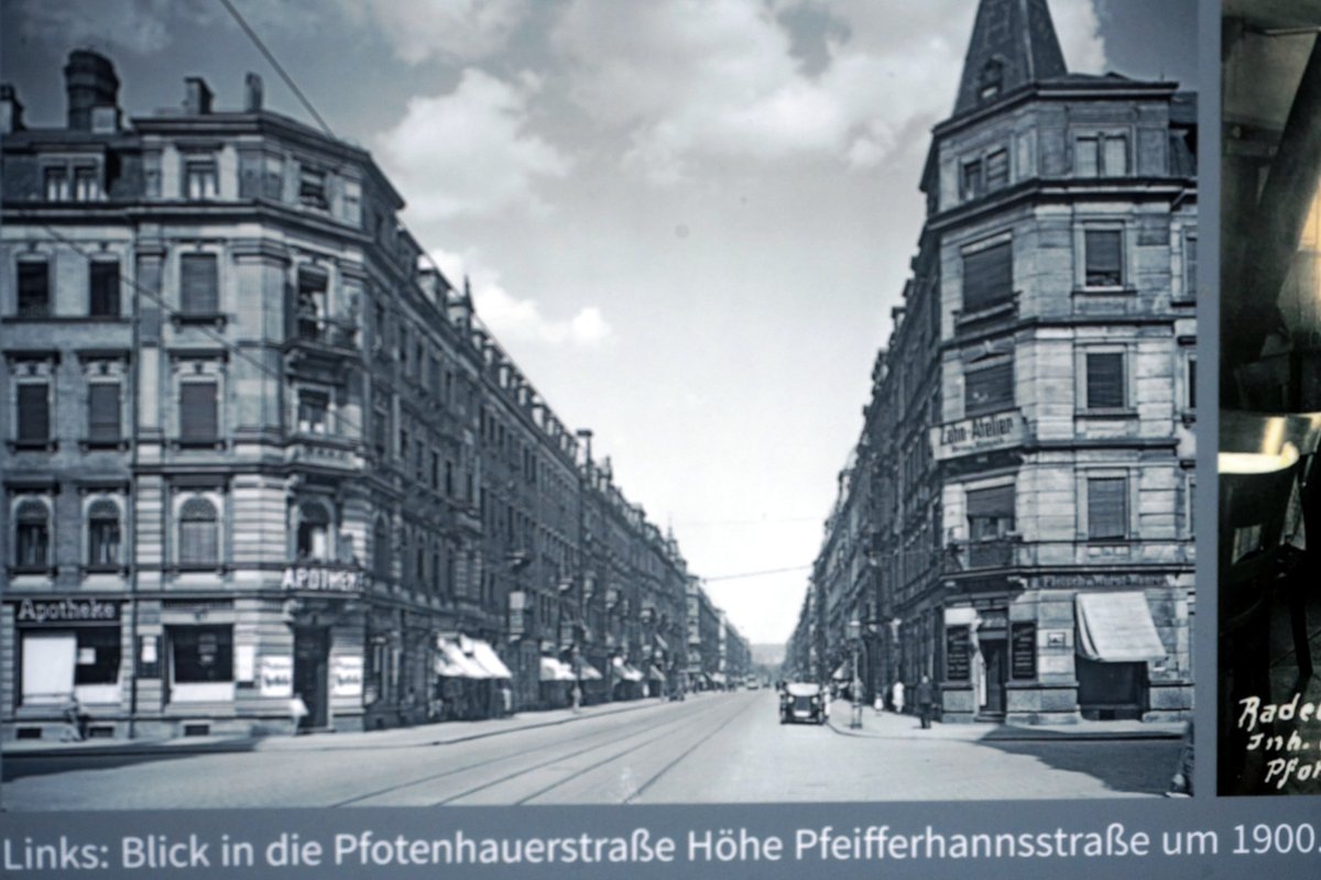 Forstler1's tweet photo. Die Johannstadt von Dresden

Das Viertel entstand Ende des 19. Jahrhunderts auf einem freien Feld vor der Stadt. Es wurde ein ziemlich geschlossenes Viertel mit Straßenzügen im Stile des späten Kaiserreiches. Die Häuserzüge wurden meist rechteckig um einen großen Hof angelegt, in den Höfen wuchs eine reiche Kleinindustrie. Handwerker, Baubetriebe. Es gab viele Geschäfte und Gaststätten. Die zentrale Straße, die Pfotenhauerstraße, wurde nach einem Dresdner Oberbürgermeister benannt.  Sie entwickelte sich schnell zu einer pulsierenden Flaniermeile mit vielen Geschäften und Gaststätten. 1893 wurde eine Straßenbahnlinie in der Straße gebaut, die erste elektrische Straßenbahn Sachsens, vom Theaterplatz zum Blauen Wunder, von der man heute immer noch träumt, sie wieder anzulegen. In dieser Straßenbahnlinie fand 1901 der Mord aus verschmähter Liebe am Komponisten Gustav Adolf Gunkel statt, der sogar literarisch wurde: 

https://t.co/iZzhi1VZoK 

Als man 1876 die Straße anlegte, richtete man sie nach dem 1861 auf der anderen Elbseite errichtete Schloss Eckberg, dem rechten der drei Dresdner Elbschlösser aus. Man hatte damals einen guten Sinn für Blickbeziehungen.

Während des Bombenangriffs von Februar 1945 wurde das Viertel weitgehend zerstört, lediglich am östlichen Ende im Bereich Hertelstraße-Neubertstraße-Blumenstraße stehen noch ein paar originale Häuser. Zu DDR-Zeiten nicht gepflegt und mit schlechter Ausstattung aus der Gründerzeit: Kohleheizung (Einzelöfen), Außen-WC, keine Bäder. Nach der Wende saniert, heute begehrte Altbauwohnungen. Dieses Stadtviertel war der Stadtbezirk Dresdens mit dem höchsten Zerstörungsgrad nach dem Angriff im Februar 1945. 

Zu DDR-Zeiten, anders konnte man es damals wohl nicht, krachte man elfgeschossige Plattenbauten in die Gegend, wobei auch Straßenzüge wie die Blumenstraße überbaut wurden. Nach der Wende begann man, angrenzend an die bestehenden Häuser östlich ein paar Lücken zu schließen. Schön sehen sie auch nicht aus und die Geschäfte in den Erdgeschossen stehen heute oft leer. Und man hat diesen Wiederaufbauprozess wohl beendet, der in der Euphorie der Wendezeit viel großzüger gedacht war. 

Obwohl mittlerweile in der Johannstadt viele Menschen leben, war die Einwohnerzahl vor dem Krieg dreimal so hoch wie heute. Im Bereich der Nördlichen Johannstadt in die Plattenbauten zogen viele Neubürger ein, die mittlerweile das Stadtbild sehr prägen.

Die Bilder sind von gestern, die beiden unteren Bilder habe ich von einer Tafel abfotografiert, die einen historischen Rundgang durch die Johannstadt begleiten. 

(1) Die Pfotenhauerstraße mit Blick auf Schloss Eckberg.

(2) Solchen industriell gefertigten Schmuck sieht man noch an den wenigen verbliebenen Häusern.
 
(3) Auf dem historischen Bild sieht man gut die Straßenbahngleise. Der Standort entspricht nicht dem der neuen Aufnahme oben links, er ist genau einen Straßenzug weiter östlich, hinten.

(4) Das Afrikazimmer im Elsässer Hof in der Pfotenhauerstraße. Damals hatte Deutschland einige Kolonien erworben, Schutzgebiete genannt, Togo, Kamerun, Ostafrika (Tansania), Südwestafrika und ein paar weitere in Asien-Ozeanien. In Deutschland entstanden viele Kolonialwarenläden und solche Gaststätten. Selbst die heutige EDEKA erinnert an diese Zeiten, ging sie doch aus der 1898 gegründeten Einkaufsgenossenschaft der Kolonialwarenhändler hervor.