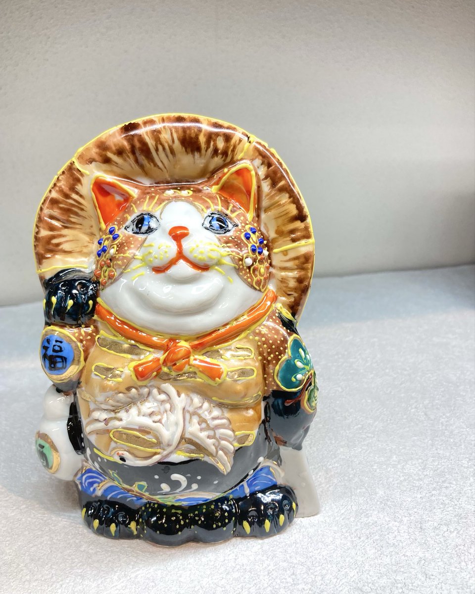 orientalbazaar_'s tweet photo. This is a Manekineko featuring Kutani ware overglaze decoration.
It's indescribably cute, right?
#orientalbazaar
#オリエンタルバザー https://t.co/CabbKMu2Hc