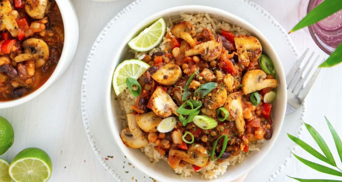 FitnessMag's tweet image. [#RECIPE] Rich, smoky, &amp;amp; comforting, this Vegan Mushroom Chilli recipe is proof that plant-based cooking can be just as bold &amp;amp; satisfying as any classic slow-simmered favourite
#diet #nutrition #plantbased #vegan
fitnessmag.co.za/recipe-vegan-m…