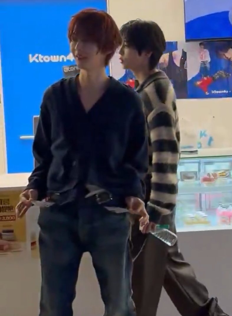 Them apologizing that they can't buy us stuff and KB showing his empty pockets is so funny 🤣