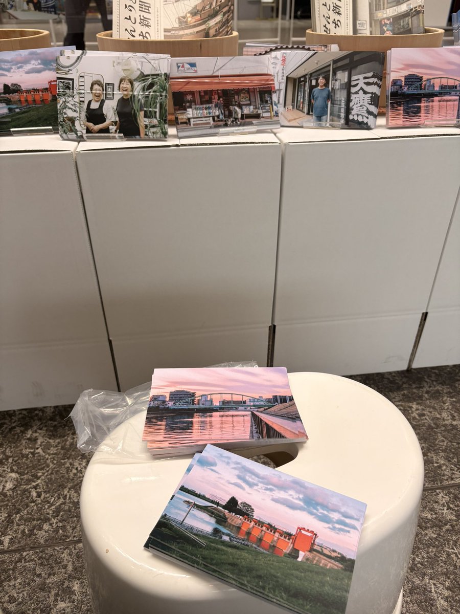 「わたしのせんとうとまち」展　北とぴあ会場にて無料配布中のせんとうとまち新聞21種とポストカード55種　在庫切れ続出中💦　真っ先に無くなった2種は増刷し追加しました。
地域の皆さんの好きな風景なんですね☺️
#せんとうとまち　＃北区　＃銭湯　＃北区浴場組合