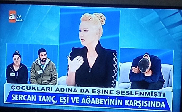 Senin Allah belanı versin! Kardeşinin karısına nasıl göz koyarsın! O kadın istese bile senin bakmaman lazım namussuzzz!! Valla kopsun Artık kıyamet daha neler göreceğiz!!  #mügeanlı