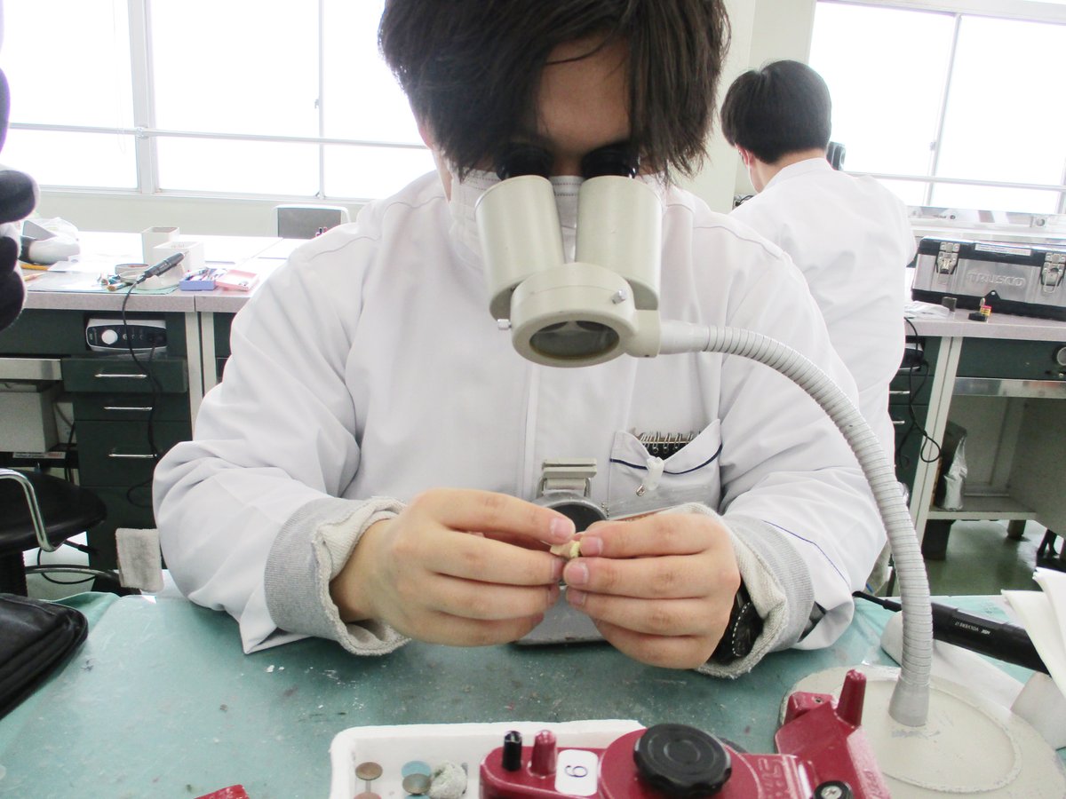 dtcs_dtcs's tweet photo. 皆さん、こんにちは！花粉がたくさん飛び始めましたね…
さて、先日の2年生の教室では花粉に負けず、卒業生講��によるクラウン製作が行われていました。

そして昼休みには卒業式に向けて校歌が流れ始めています。
卒業式は3月10日です！

#歯科技工士　#専門学校　#埼玉　#大宮 https://t.co/KXjpjzodrT