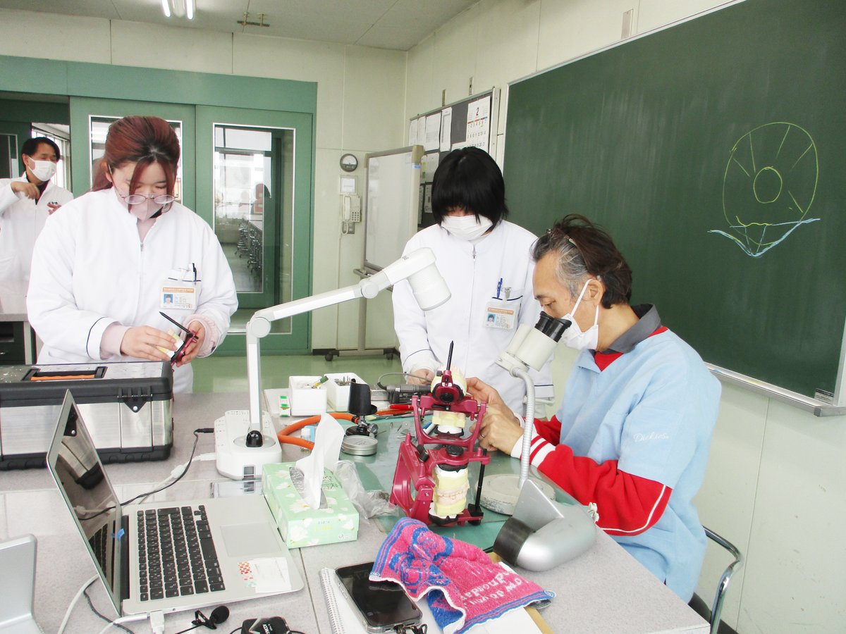 dtcs_dtcs's tweet photo. 皆さん、こんにちは！花粉がたくさん飛び始めましたね…
さて、先日の2年生の教室では花粉に負けず、卒業生講��によるクラウン製作が行われていました。

そして昼休みには卒業式に向けて校歌が流れ始めています。
卒業式は3月10日です！

#歯科技工士　#専門学校　#埼玉　#大宮 https://t.co/KXjpjzodrT