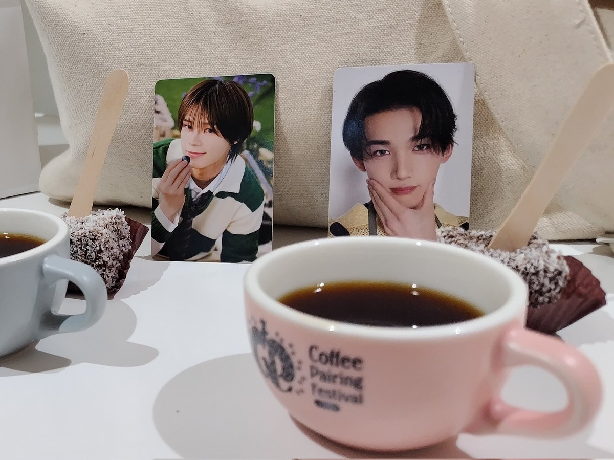 momo6kan's tweet photo. ワンリパ×&TEAMのライブイベントで神戸に来まして、
スペシャリティコーヒーのフェスに寄ってみたら大好きなラミントンにも会えて美味しすぎた
#大丸神戸コーヒーペアリングキャンペーン #カグノミ堂 #TRUNKCOFFEE https://t.co/I6nLUMJXTb