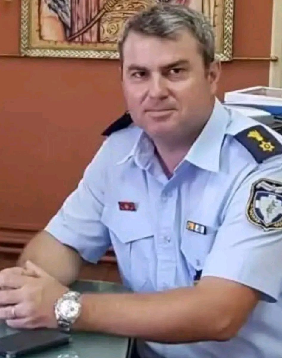 Ονομάζεται Βασίλης Βλαχογιάννης.
Είναι ο τέωςδιοικητής Τροχαίας Λάρισας.
Αρνήθηκε την διαδικασία του μπαζωματος και ενημέρωσε ότι αυτή η εντολή μπορεί να δωθεί μόνο από την εισαγγελία και όχι από πολιτικούς.
Για αυτό και είναι τέως