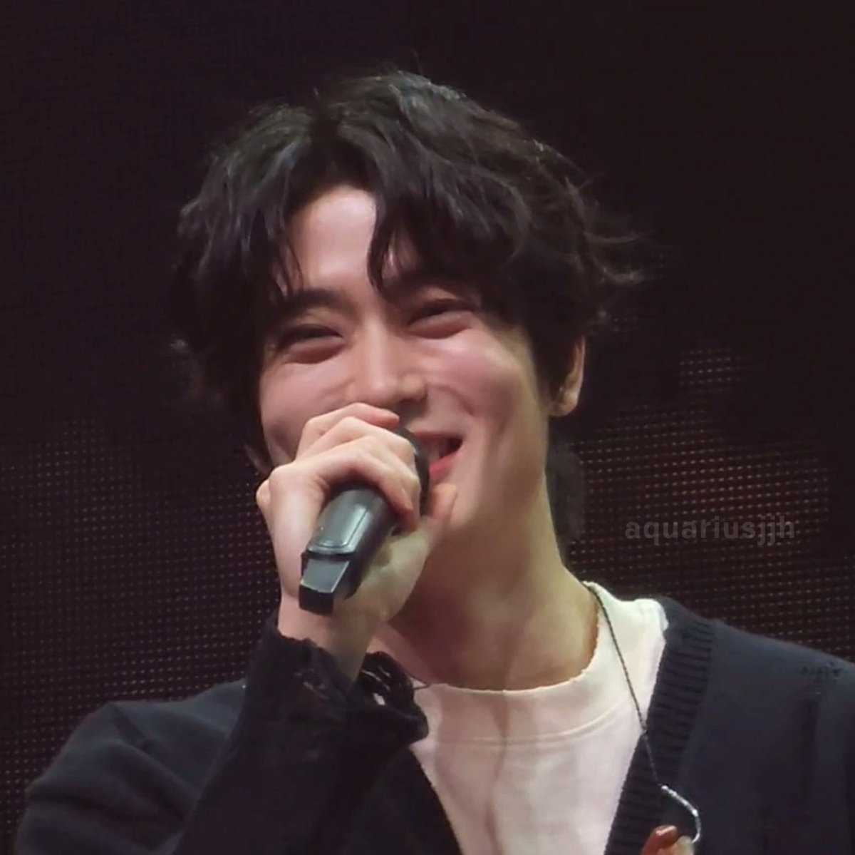 고양이 수염 (≽^•⩊•^≼)