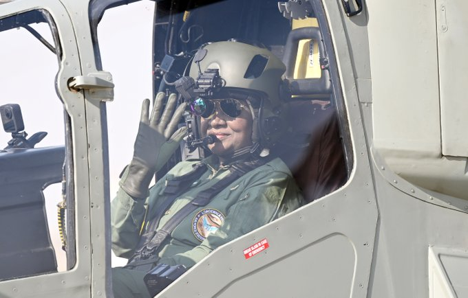 ndtv's tweet photo. #InPics | Droupadi Murmu Becomes 1st Indian President To Fly In Attack Helicopter Prachand
https://t.co/UkYPYkDVJD

📸: rashtrapatibhvn/X https://t.co/QXRaZimpZb