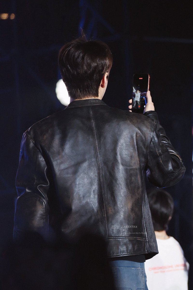 lamentha9410's tweet photo. 251231-260101 Chromosome Universe New Year Countdown Show🧬
 
At the turn of the year,
when the clock struck twelve—🎆

🐤📷 He captures the moment.🧡
🦄👀 He holds the gaze.💜

——
2016.02.26 – 2026.02.26
🍃Happy 10th Anniversary✨

#SEHUN #LAY #세훈 #레이 #HUNLAY #훈레 #EXO https://t.co/goYISxeKqJ