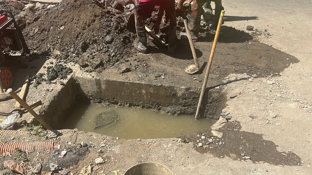 DrAmolParekh's tweet photo. @bmcWardS @mybmc @CPMumbaiPolice water logged,work from @mahanagargas pl do the needful 
At Tagore Nagar Opp MTNL Office Vikhroli East Mum83 https://t.co/E9HStEE0vT