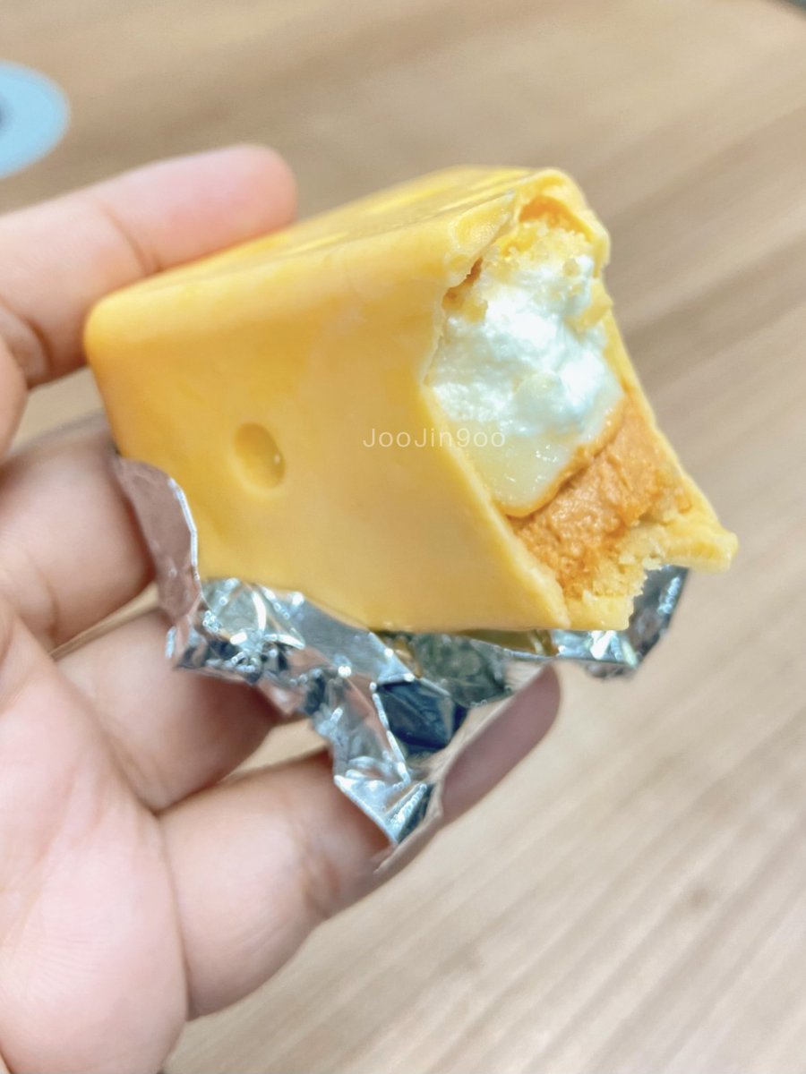 ชิ้นเล็กแต่สำหรับคนที่ไม่ค่อยอีทของหวานแบบเค้า ถือว่ากำลังดี กินหมดแบบไม่เลี่ยนค่ะ ...แต่ถ้าคนชอบอีทขนมอาจจะรู้สึกว่าน้อยไป ภาพรวมชอบมาก  ไว้จะไปซื้ออีกแน่นอน

😋🧀🧡

#Butterbear #ด้อมน้องเนย #joojin9ooluvbutterbear 
#วันนี้น้องเนยขายอะไร