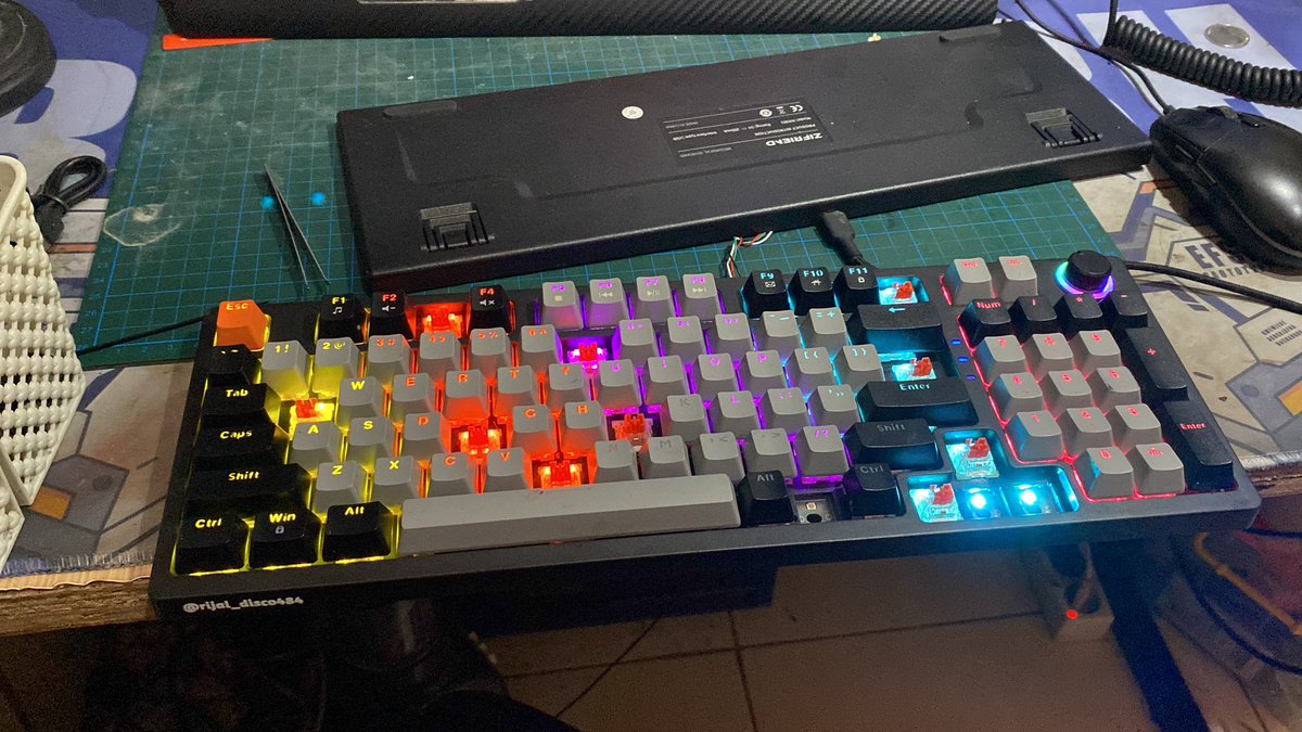 Udah jadi risiko kalau punya bocil pasti gak slamet.

Missing Caps:
- F3
- F12
- 7&amp;
- Q
- |\
- F
- J
- B
- Fn
- Arrow Left 
- Arrow Down
- Arrow Right

Missing Switch:
- 3 Otemu Switches