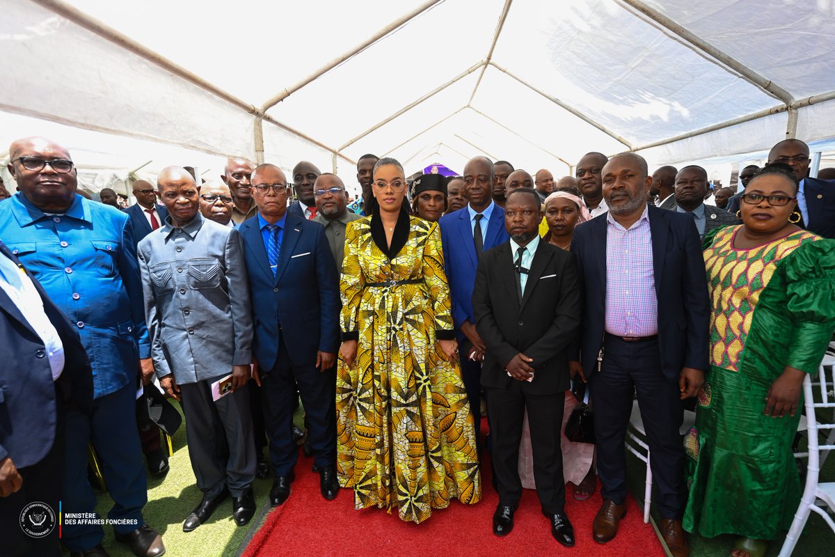 Minaff_fonc_rdc's tweet photo. Kinshasa | Administration foncière

S.E. Madame @oneige_nsele a échangé, ce 26 février 2026, avec les agents et cadres de l’Administration foncière, plaçant l’année 2026 sous le signe de l’unité, de la discipline et de l’accélération des réformes.

Au cœur des échanges : la mise en place d’une couverture santé au bénéfice des agents et cadres de l’administration, une première; et l’exigence de rigueur dans l’exercice des fonctions, ainsi que l’intensification de la vulgarisation de la loi.

@Presidence_RDC @PrimatureRDC