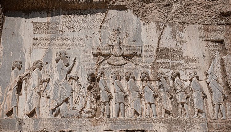 پیامی به تجزیه طلبان از کتیبه بیستون:

«به خواست اهورامزدا این ۹ پادشاه دروغین را شکست دادم و سرزمین‌ها را آرام کردم. اهورامزدا مرا یاری کرد زیرا من راست‌گو بودم و نه دروغ‌گو.»
داریوش شاه بزرگ، ۵۰۰ پیش از میلاد.