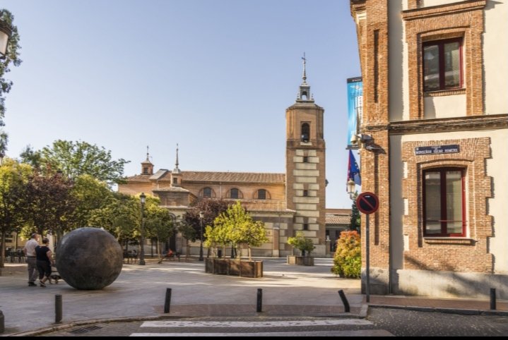 La Plaza de Carabanchel con el antiguo ayuntamiento, en 1931 y ahora.
Al fondo, San Sebastián Mártir, del siglo XVI.
Son buenos días.