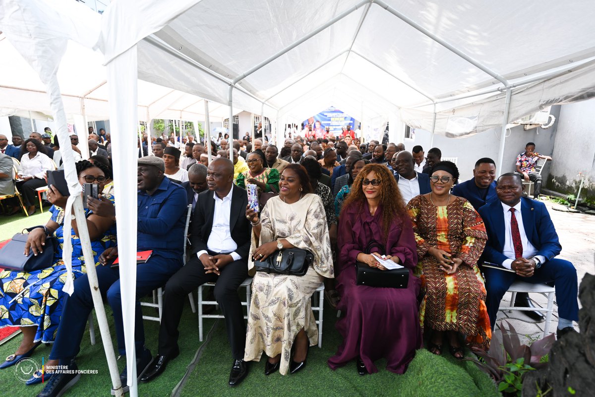 Minaff_fonc_rdc's tweet photo. Kinshasa | Administration foncière

S.E. Madame @oneige_nsele a échangé, ce 26 février 2026, avec les agents et cadres de l’Administration foncière, plaçant l’année 2026 sous le signe de l’unité, de la discipline et de l’accélération des réformes.

Au cœur des échanges : la mise en place d’une couverture santé au bénéfice des agents et cadres de l’administration, une première; et l’exigence de rigueur dans l’exercice des fonctions, ainsi que l’intensification de la vulgarisation de la loi.

@Presidence_RDC @PrimatureRDC