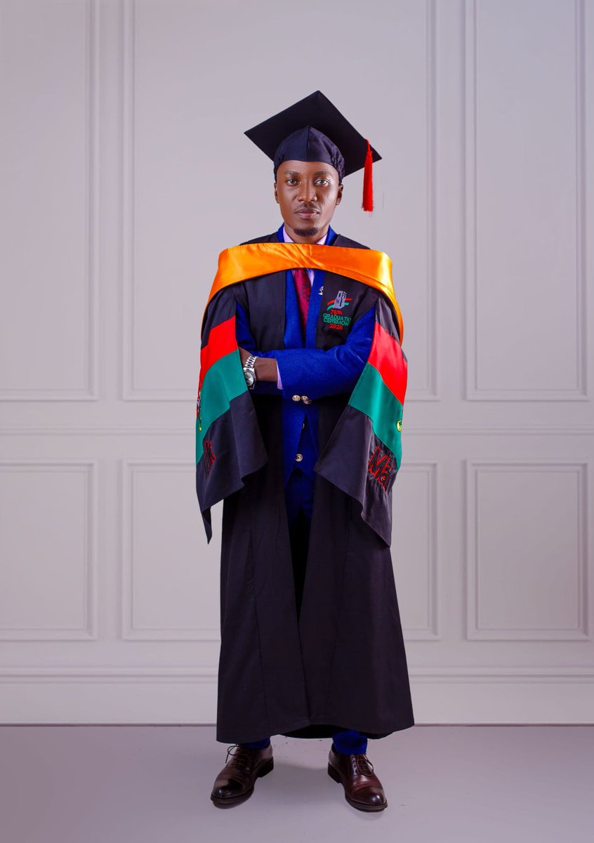 LukwagoJuliusK's tweet photo. I'm much delighted to celebrate with a brother, mentor, friend, colleague my Senior Mr. Adrian Lubyayi Abraham (@AdrianLubyayi_1) for having accomplished his  Bachelor's journey at Makerere University 🎊🍻🍾🎓🎓🎊

#76thmakgraduation 
#Nkobazambogo 
#BugandaYouthCouncil https://t.co/zw2Fm73ajm