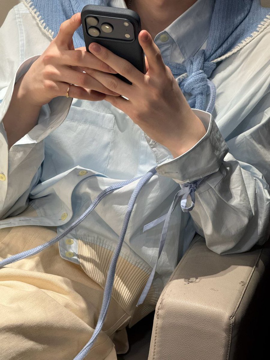 The soft lighting gently highlights the tones of my outfit, giving the whole moment a calm and relaxed feel.