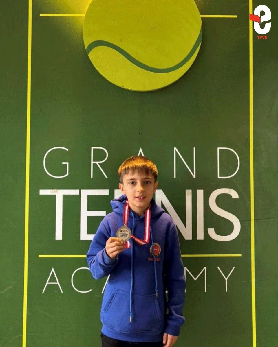 EyubogluEgitim's tweet photo. Teniste İkincilik Madalyası!
Çamlıca İlkokulu 3-F sınıfı öğrencimiz Yunus Emre ÖNDER, Türkiye Tenis Federasyonu tarafından Adana’da düzenlenen 8 - 9 - 10 Yaş Tenis Turnuvası’nda ikinci oldu!
Öğrencimizi tebrik ediyor ve başarılarının devamını diliyoruz!
#EğitimEyüboğlu #EyüboğluGençleri #TenisBaşarısı 

Second Place Medal in Tennis!
Our Çamlıca Primary School 3-F student Yunus Emre ÖNDER won second place in the 8–9–10 Age Group Tennis Tournament held in Adana by the Türkiye Tennis Federation.
We congratulate our student and wish him continued success!

#EducationEyüboğlu #EyüboğluYouth #TennisSuccess