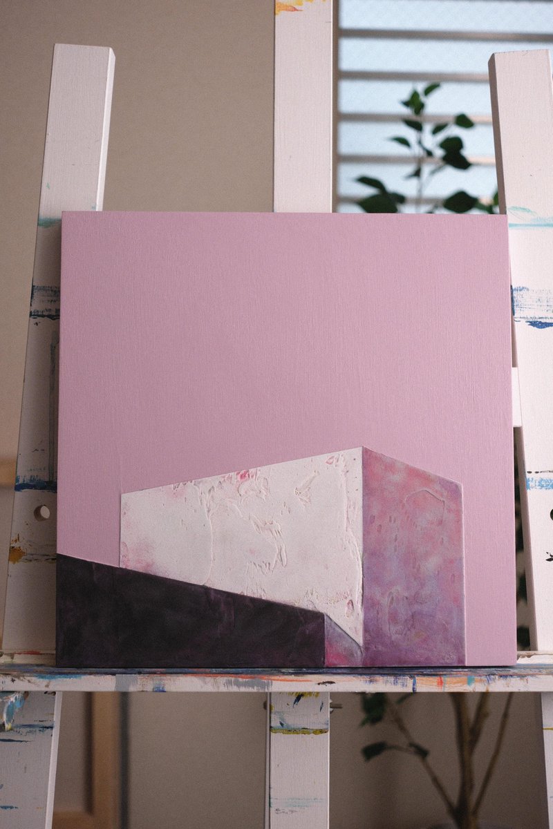 岩絵具を重ねた表面。光の当たり方で表情が変わる。 Layers of mineral