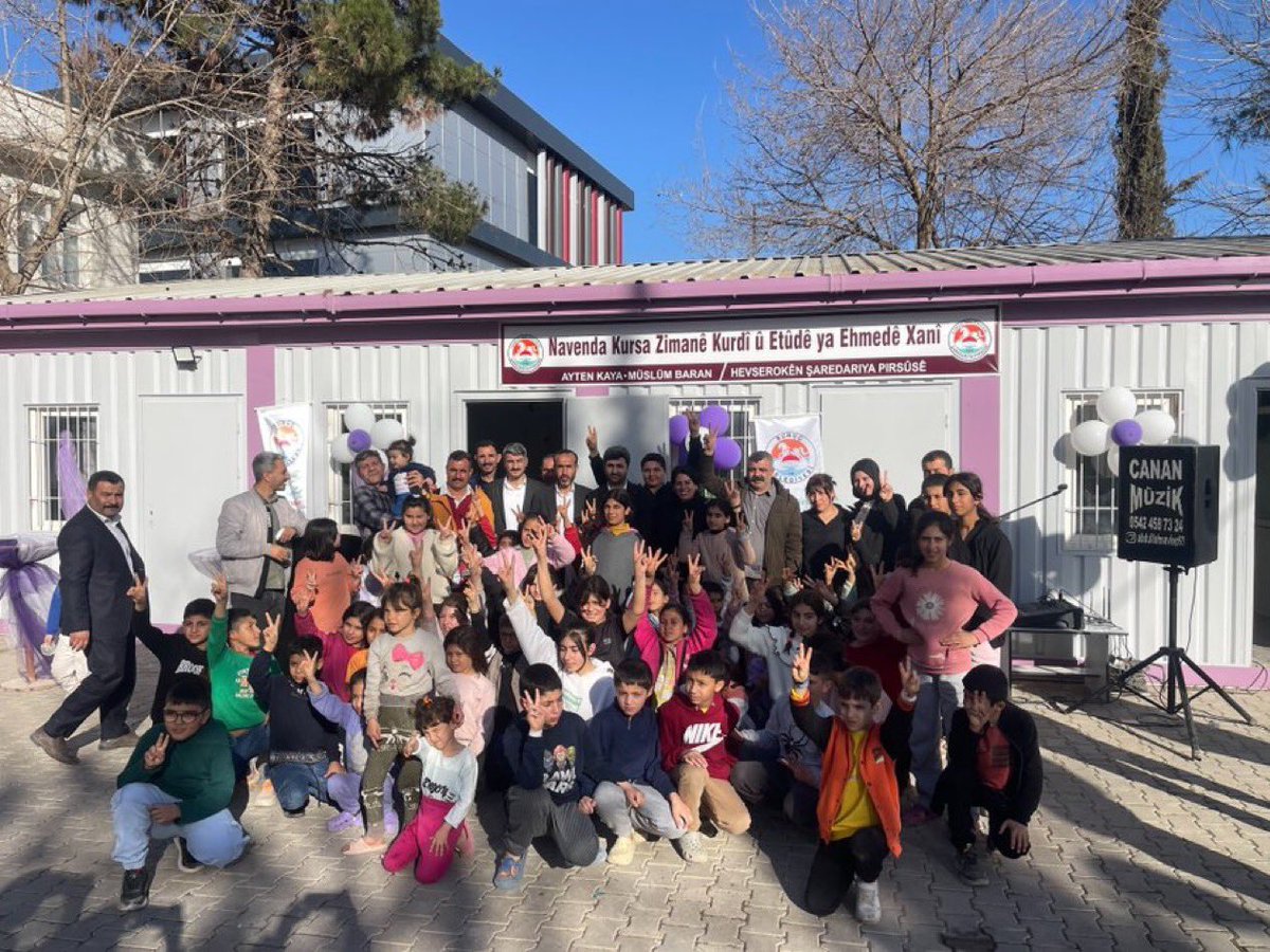 DEM Parti Suruç Belediyesi, Aligör Mahallesi’nde bulunan Ehmedê Xanî Etüt Merkezi’nde Kürtçe dil kursu açtı. 

Kursa çocukların yoğun ilgi gösterdiği ve katılımın yüksek olduğu belirtildi.