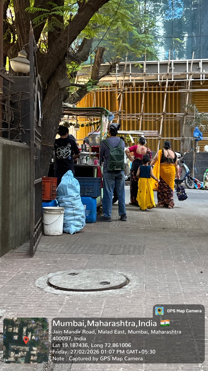 CookingCricket's tweet photo. Hello @mybmcWardPN @mybmc 
Theres a Hawker Right In Front Of Building Gate
Get Him Removed 🚨🚨🚨🚨 https://t.co/WiUNbU2jhG