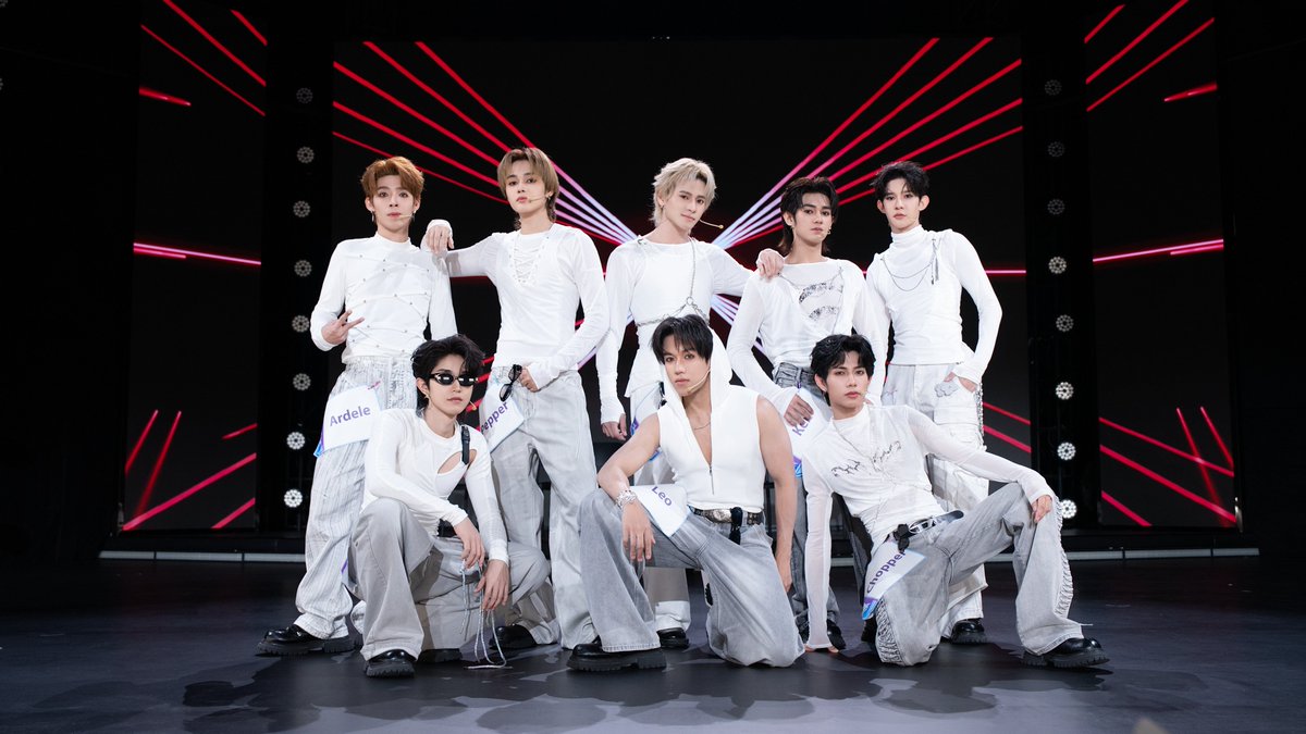 webstarupdate's tweet photo. “SHINE BOYS” เดินหน้าความเข้มข้นในรอบ Knock Out Stage 2 คัดเหลือ 20 คนสุดท้าย ลุ้นไลน์อัปเดบิวต์
#Shineboys #ShineBoysStage2 #SHINEBOYS2ndStage #HSTentertainment #Ch3 #Channel3
กระแสแรงต่อเนื่องสำหรับ SHINE BOYS รายการเรียลลิตี้ไอดอลเซอร์ไววัลของไทย ผลิตโดย Honey Sugar Thailand กับภารกิจเฟ้นหาบอยกรุ๊ปเจเนอเรชันใหม่ที่พร้อมก้าวสู่แถวหน้า T-POP โดยรายการไม่ได้เป็นเพียงเวทีประกวดความสามารถทั่วไป แต่เป็นวาไรตี้เชิงเรียลลิตี้ที่เปิดโอกาสให้ผู้ชมได้ติดตามเส้นทางการเติบโตของเหล่าเทรนนี (trainee) อย่างใกล้ชิด ตั้งแต่วันแรกของการออดิชัน การฝึกฝนอย่างหนัก การแข่งขันอันดุเดือด ไปจนถึงแรงกดดันภายใต้แสงสปอตไลต์ ซึ่งทุกช่วงเวลาถือเป็นบทพิสูจน์ของความพยายามและความมุ่งมั่นเพื่อก้าวสู่การเดบิวต์อย่างสมศักดิ์ศรี
สำหรับการแข่งขันในรอบ Knock Out Stage 2 เมื่อวันที่ 25 กุมภาพันธ์ที่ผ่านมา ความเข้มข้นพุ่งถึงขีดสุด เมื่อผู้เข้าแข่งขันทั้ง 30 คนต้องขึ้นเวทีในรอบชี้ชะตา โชว์ศักยภาพทั้งด้านการร้อง การเต้น และเพอร์ฟอร์มแมนซ์เต็มรูปแบบ โดยมีการคัดออกถึง 10 คน เหลือเพียง 20 คนสุดท้ายที่ได้ไปต่อบนเส้นทางสู่ไลน์อัปเดบิวต์
การแข่งขันในรอบ SHINE BOYS PK 2 เป็นการประชันของ 4 ทีม ที่นำเสนอทั้งผลงานเพลงใหม่ของรายการซึ่งแสดงเป็นครั้งแรก และการคัฟเวอร์เพลงฮิตในสไตล์ที่แตกต่าง ได้แก่ DD Group กับเพลง “Day Pop” และ C-tos Group กับเพลง “93110” ซึ่งเป็นเพลงใหม่ของ SHINE BOYS ขณะที่ Thap Group นำเสนอเพลงคัฟเวอร์ “ที่รักครับ (Darling)” และ Ellfa Group กับเพลงคัฟเวอร์ “เป๊ะ (Perfect)” สร้างสีสันและความหลากหลายทางดนตรีให้กับเวทีอย่างเต็มอิ่ม
การตัดสินในรอบนี้ใช้ระบบประเมินอย่างเข้มงวดจาก 3 กลุ่มหลัก ได้แก่ ‘Professional Guest Mentors’ ที่สัปดาห์นี้ได้ศิลปินชื่อดังมากประสบการณ์ “โดม จารุวัฒน์” , “ซีดี กันต์ธีร์” และศิลปินรุ่นพี่ BNK48 “ฮูพ-แพนเค้ก-ป๊อปเป้อ” มานั่งเก้าอี้ประเมินทักษะทางเทคนิคและความสามารถระดับมืออาชีพ ทั้งการควบคุมเสียงร้อง การเต้น และการแสดงบนเวที รวมไปถึง ‘Media Guests’ ที่พิจารณาศักยภาพทางการตลาดและเสน่ห์เฉพาะตัว ตลอดจน ‘ผู้ชมออนไลน์และผู้ชมในสตูดิโอ’ ที่ร่วมโหวตจากความสามารถในการเชื่อมต่อกับผู้ชมและเสน่ห์โดยรวมของผู้เข้าแข่งขัน
แฟน ๆ สามารถติดตามความเคลื่อนไหวของ SHINE BOYS ได้ผ่านทุกช่องทางออฟฟิเชียล ทั้ง TikTok, Instagram, X และ YouTube พร้อมรับชมรายการทุกวันอังคาร เวลา 22.30 น. ทาง ช่อง 3HD และรับชมย้อนหลังได้ทาง 3Plus รวมถึง YouTube: SHINE BOYS OFFICIAL
ภาพเพิ่มเติม>>> https://t.co/T4NqDh5Yd2