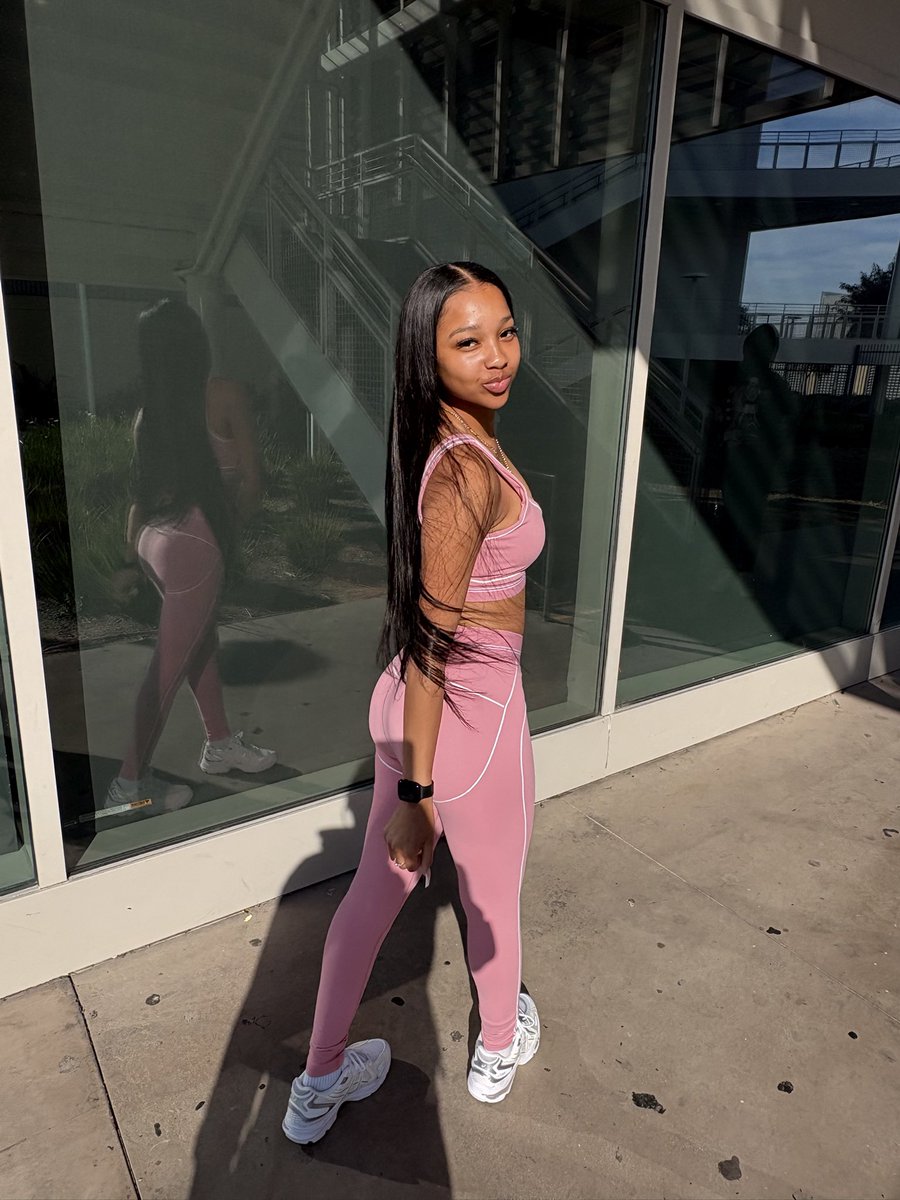youngnnreckles's tweet photo. She don’t like me, but she would trade places any day 💯 https://t.co/xQHXBunZWt