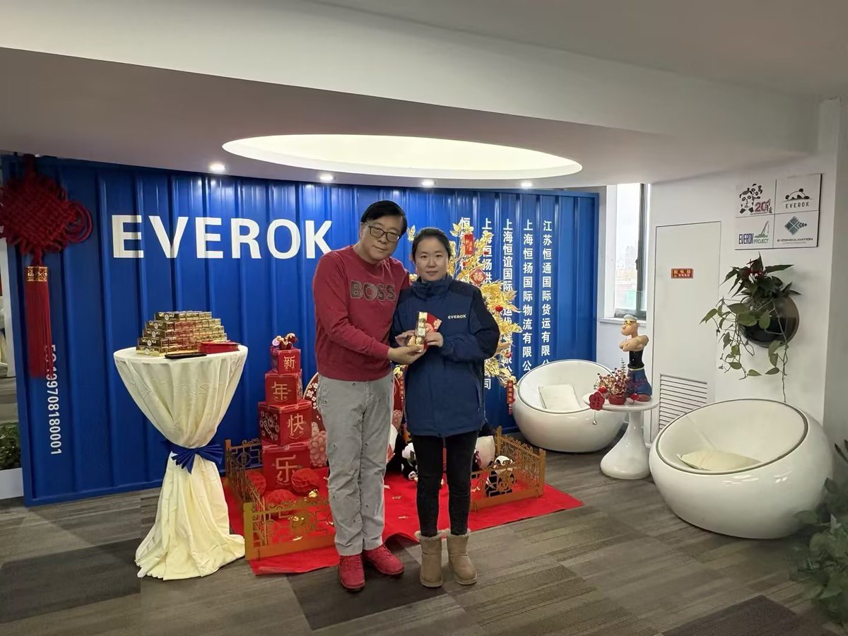 EverokGroup's tweet photo. After a Chinese New Year holiday extended to nine days for the first time,Everok officially resumed work on Feb24. At 8:45 Mr. Billy Hu,the president of the Group, personally distributed hongbao to every employee at Shanghai HQ who started work on the first day after the holiday. https://t.co/qUaeK72c3O